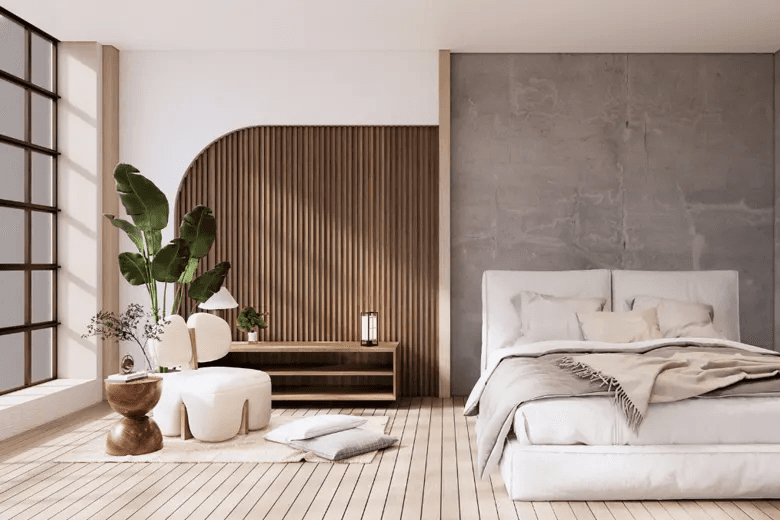 Minimalistischer Raum mit Holzwand, niedrigem weißem Bett, Pflanzen, Sitzhockern und großen Fenstern