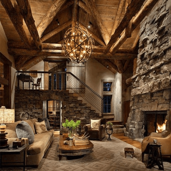 Gemütlicher Raum mit Holzbalken, Natursteinwand, Kamin und Kugelleuchte