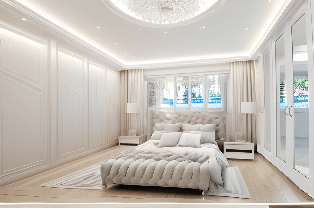 Helles Schlafzimmer mit gepolstertem weißem Bett, Wandpaneelen und indirekter Deckenbeleuchtung